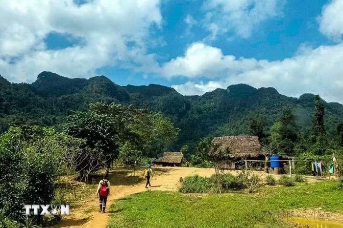 Du khách thăm bản Đoòng, là điểm đầu tiên của Tour khám phá du lịch mạo hiểm hang Sơn Đoòng. (Ảnh: TTXVN)