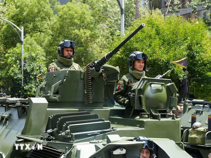 Nữ chiến sỹ điều khiển xe thiết giáp bọc thép trong trạng thái sẵn sàng làm nhiệm vụ, khẳng định vai trò bình đẳng và quan trọng của người phụ nữ trong lực lượng vũ trang. (Ảnh: Phi Hùng/TTXVN)