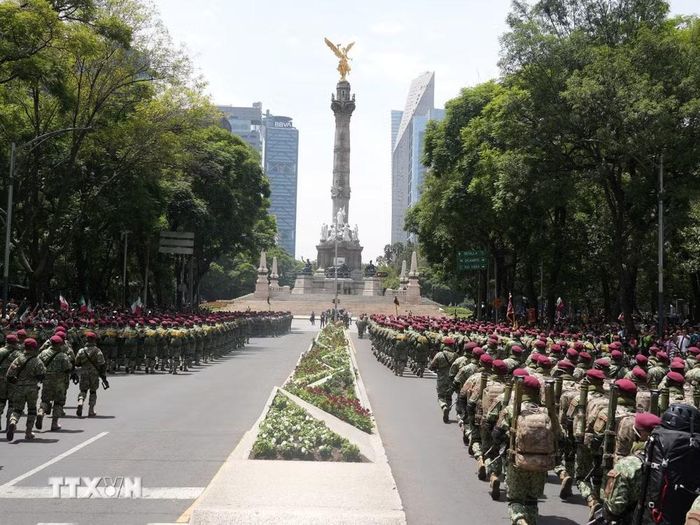 Đoàn diễu binh tiến về Tượng đài Thiên thần Độc lập (El Ángel de la Independencia), biểu tượng kiêu hãnh cho tự do và chủ quyền dân tộc của Mexico. (Ảnh: Phi Hùng/TTXVN)