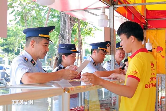 Các sản phẩm bánh Trung thu được kiểm tra về nguồn gốc xuất xứ và thông tin hàng hóa. (Ảnh: Hữu Quyết/TTXVN)