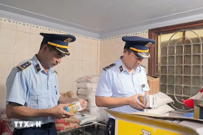 Kiểm tra nguồn thực phẩm đầu vào tại các cơ sở sản xuất bánh Trung thu thủ công là một nội dung được lực lượng chức năng chú trọng. (Ảnh: Hữu Quyết/TTXVN)