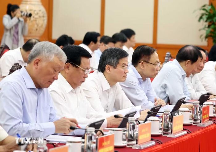 Các đại biểu tham dự Phiên họp thứ hai của Ban Chỉ đạo Tổng kết 100 năm Đảng lãnh đạo cách mạng Việt Nam, định hướng lãnh đạo phát triển đất nước trong 100 năm tiếp theo và Tổng kết 40 năm thực hiện Cương lĩnh xây dựng đất nước trong thời kỳ quá độ lên chủ nghĩa xã hội. (Ảnh: Thống Nhất/TTXVN)