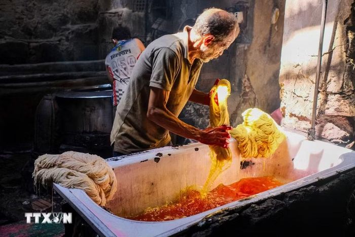 Một người thợ nhuộm các cuộn sợi tại xưởng nhuộm Salama ở Cairo, Ai Cập, ngày 16/9/2026. (Ảnh: THX/TTXVN phát)