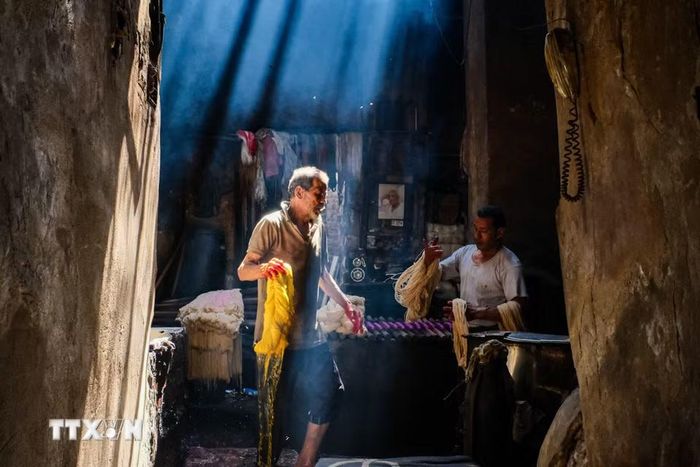 Một người thợ nhuộm các cuộn sợi tại xưởng nhuộm Salama ở Cairo, Ai Cập, ngày 16/9/2026. (Ảnh: THX/TTXVN phát)