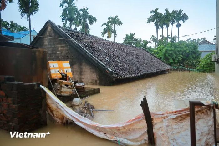 Ghi nhận trong thôn Đồng Dâu, có khu vực nước đã dâng cao gần mái nhà. (Ảnh: Hoài Nam/Vietnam+)