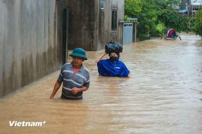 Ghi nhận thực tế tại thôn Đồng Dâu xã Quảng Bị, nhiều khu vực ven sông đã chìm trong biển nước. (Ảnh: Hoài Nam/Vietnam+)