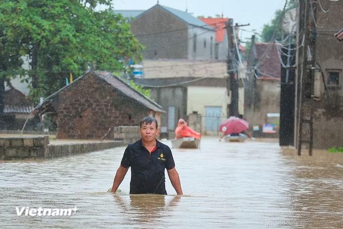 Trước đó, 10 giờ 20 phút ngày 16/9, Ban Chỉ huy Phòng thủ dân sự thành phố đã phát lệnh báo động 3 trên sông Bùi tại địa phận các khu vực này. (Ảnh: Hoài Nam/Vietnam+)