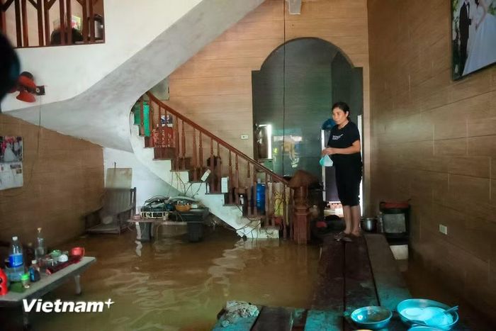 Gia đình bà Dương Thị Hằng đã di chuyển và kê cao đồ đạc trước đó nhưng vì nước dâng nhanh đã tràn vào nhà. (Ảnh: Hoài Nam/Vietnam+)