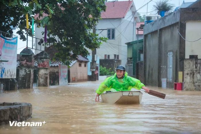 Người dân chỉ còn cách di chuyển bằng thuyền. (Ảnh: Hoài Nam/Vietnam+)