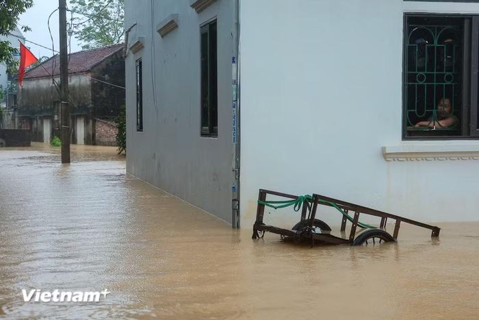Khắp đường đi lối lại trong thôn đều biến thành sông. (Ảnh: Hoài Nam/Vietnam+)