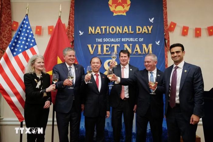Các đại biểu chúc mừng 81 năm Quốc khánh nước Cộng hòa xã hội chủ nghĩa Việt Nam (2/9/1945-2/9/2026) tại Washington D.C., Mỹ. (Ảnh: Ngọc Quang/TTXVN)