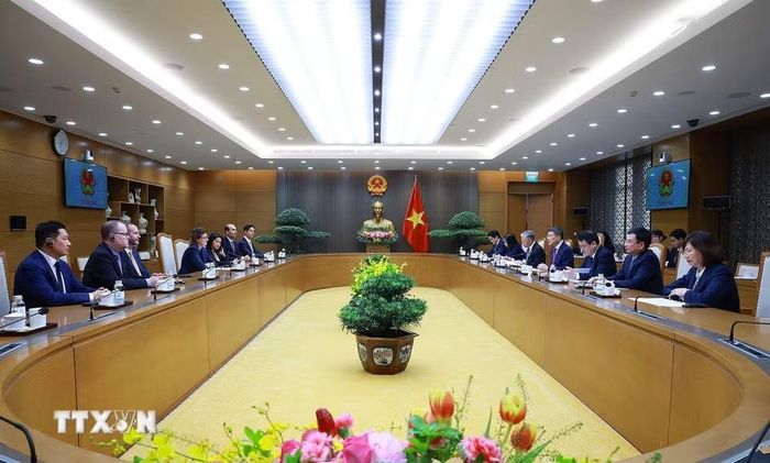 Thủ tướng Lê Minh Hưng tiếp bà Fiona Bassett, Tổng Giám đốc Điều hành FTSE Russell. (Ảnh: Dương Giang/TTXVN)
