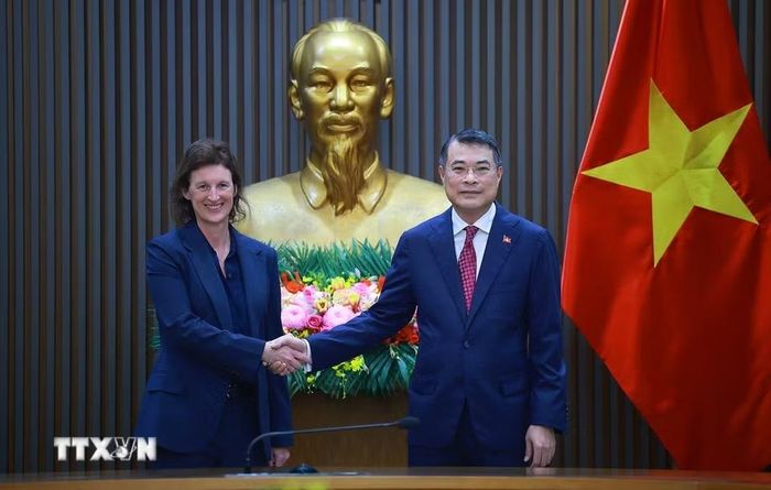 Thủ tướng Lê Minh Hưng tiếp bà Fiona Bassett, Tổng Giám đốc Điều hành FTSE Russell. (Ảnh: Dương Giang/TTXVN)