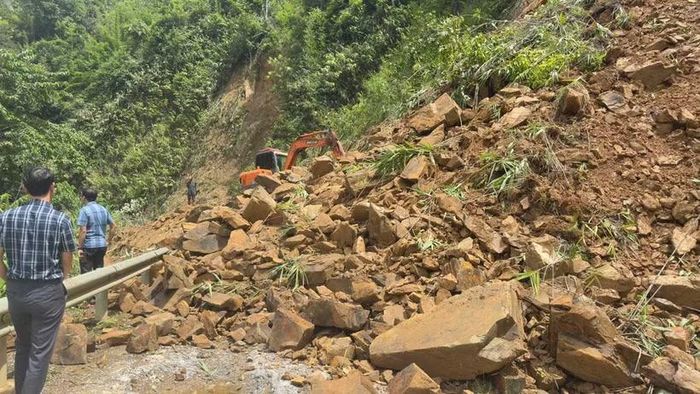 Một vị trí sạt lở trên tuyến đường địa phương. (Ảnh: PV/Vietnam+)