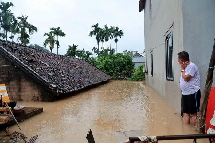 Nước lũ bao vây nhà dân tại xã Quảng Bị. (Ảnh: Phạm Tuấn Anh/TTXVN)