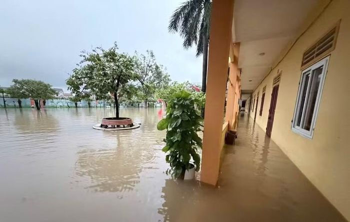 Phía trong phân hiệu Trường Tiểu học Hoàng Mai 1, nước đã ngập đến các hành lang. (Ảnh: Báo và Phát thanh, Truyền hình Nghệ An)