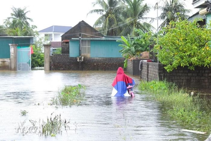 Sau mưa lớn và nước lũ dâng cao, nhiều tuyến đường dân sinh tại nhiều địa phương trên địa bàn tỉnh Nghệ An bị ngập sâu, khiến việc di chuyển của người, phương tiện tham gia giao thông hết sức khó khăn. (Ảnh: Xuân Tiến/TTXVN)
