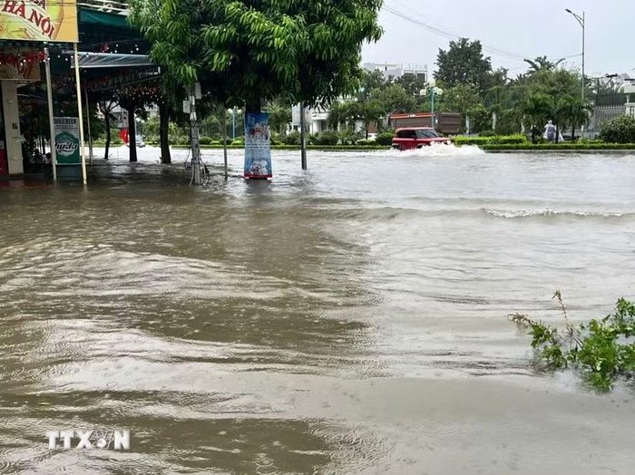 Tuyến đường Nguyễn Công Trứ giao đường Âu Cơ, phường Hạc Thành, tỉnh Thanh Hóa, ngập sâu do mưa lớn kéo dài. (Ảnh: Khiếu Tư/TTXVN)