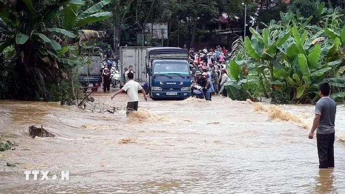 Giao thông bị ùn tắc khi xảy ra lũ quét ở xã Yên Phú, tỉnh Tuyên Quang. (Ảnh: TTXVN phát)
