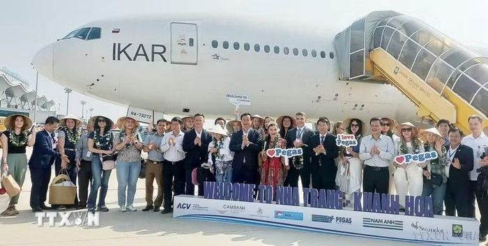 Du khách Nga chụp ảnh lưu niệm sau khi đặt chân đến sân bay quốc tế Cam Ranh (Khánh Hòa). (Ảnh: Tiên Minh/TTXVN)