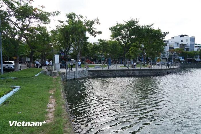 Hệ thống cống thoát và cửa phai mới cho khu vực hồ Thạc Gián, tăng cường khả năng tiêu thoát nước tại điểm "nóng" ngập lụt đường Hàm Nghi. (Ảnh: Thanh Phong/Vietnam+)