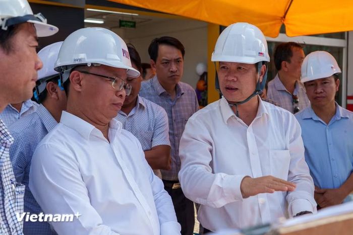 Chủ tịch Ủy ban nhân dân thành phố Đà Nẵng Nguyễn Mạnh Hùng (bên phải, người chỉ tay) chỉ đạo các đơn vị tại hiện trường. (Ảnh: Thanh Phong/Vietnam+)