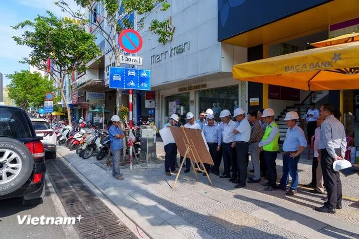 Đoàn công tác do Chủ tịch Ủy bân nhân dân thành phố Đà Nẵng Nguyễn Mạnh Hùng kiểm tra đột xuất công tác chống ngập tại khu vực trung tâm Đà Nẵng. (Ảnh: Thanh Phong/Vietnam+)