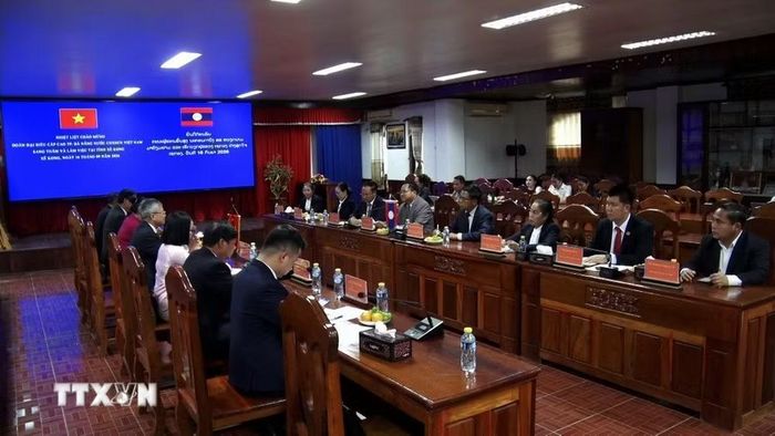 Quang cảnh buổi làm việc giữa đoàn công tác thành phố Đà Nẵng và tỉnh Xekong. (Ảnh: Xuân Tú/TTXVN)