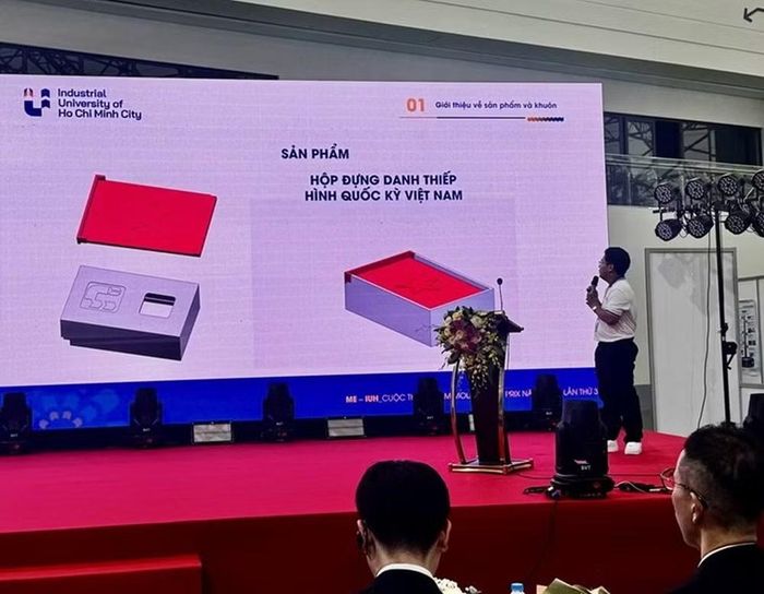 Sinh viên Trường Đại học Công nghiệp Thành phố Hồ Chí Minh thuyết trình bài dự thi.