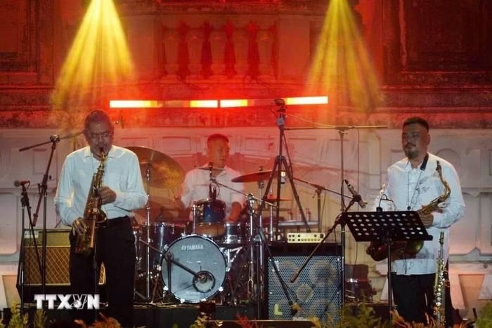 Các nghệ sỹ biểu diễn tại đêm khai mạc Liên hoan nhạc Jazz quốc tế Hà Nội 2026. (Ảnh: Tuyết Mai/TTXVN)