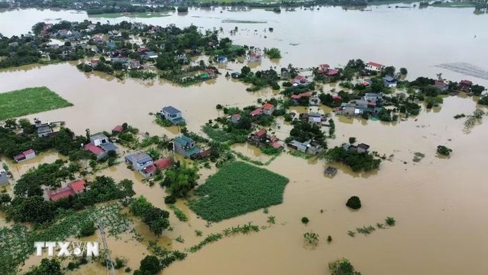 Hàng nghìn ngôi nhà chìm trong biển nước. (Ảnh: Hoa Mai/TTXVN)