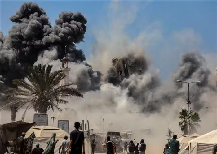 Toà nhà đổ sập sau vụ không kích của Israel tại thành phố Gaza ngày 5/9/2025. Ảnh: THX/TTXVN