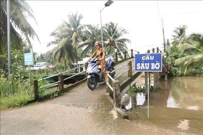 Cây cầu mang tên Sáu Bờ được ông Lê Văn Sáu đóng góp cùng nhiều người xây dựng tại địa phương.