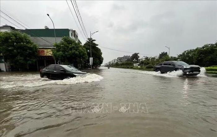 Tuyến đường bị ngập sâu trong biển nước.