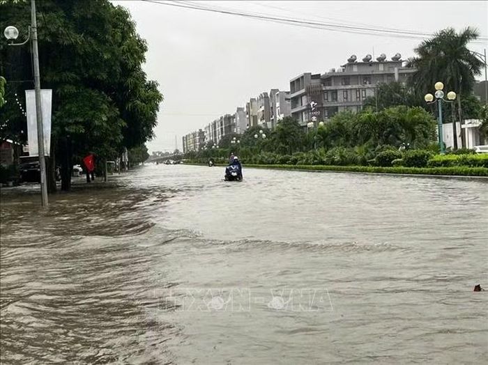 Đường Âu Cơ ngập sâu do mưa lớn kéo dài.
