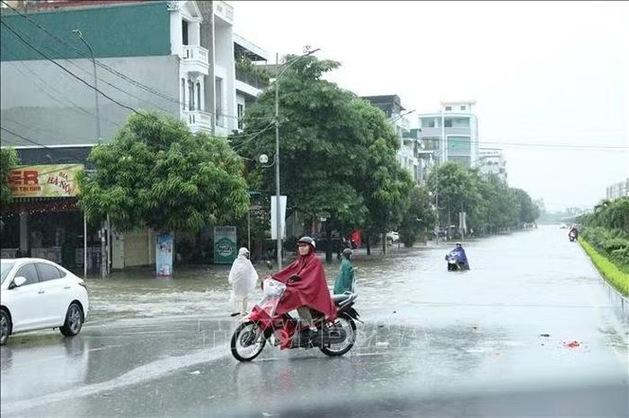 Nhiều phương tiện xe máy đi vào vùng ngập sâu bị chết máy phải dắt bộ.