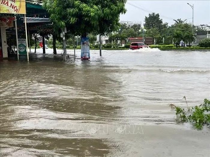 Tuyến đường Nguyễn Công Trứ giao đường Âu Cơ ngập sâu do mưa lớn kéo dài.