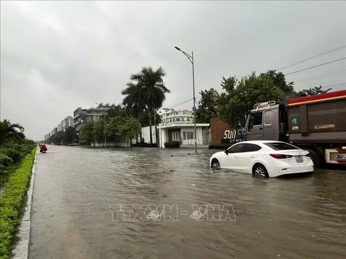Ô tô chết máy khi đi qua tuyến đường bị ngập sâu.