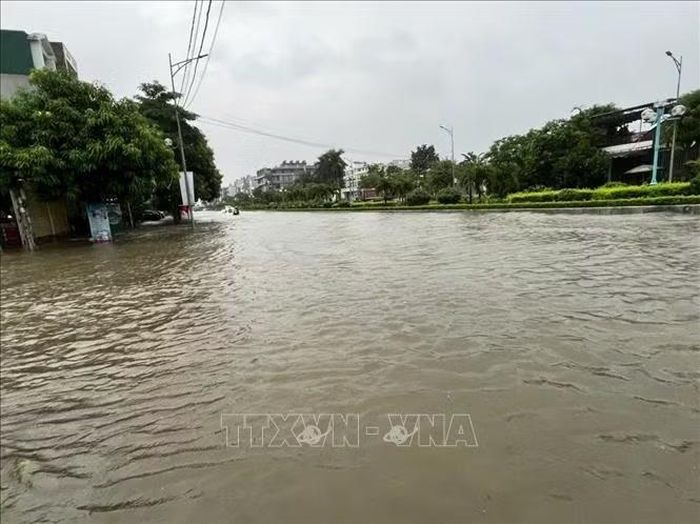 Đường Âu Cơ ngập sâu khiến các phương tiện không thể qua lại.