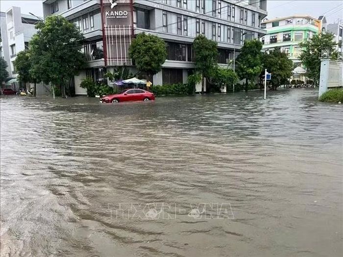 Phương tiện di chuyển khó khăn do đường bị ngập sâu trong nước.
