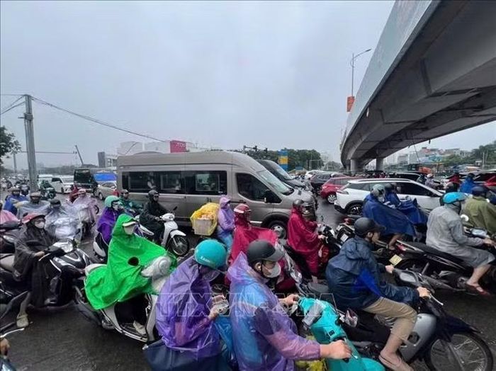Giao thông ùn tắc trên đường Nguyễn Văn Linh hướng lên cầu Vĩnh Tuy. Ảnh: Thành Phương/TTXVN