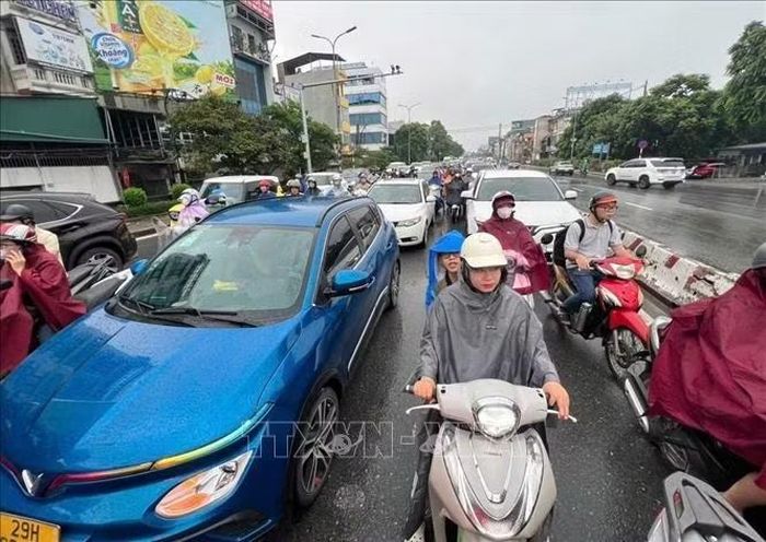 Giao thông ùn tắc trên đường Nguyễn Khoái. Ảnh: Thành Phương/TTXVN