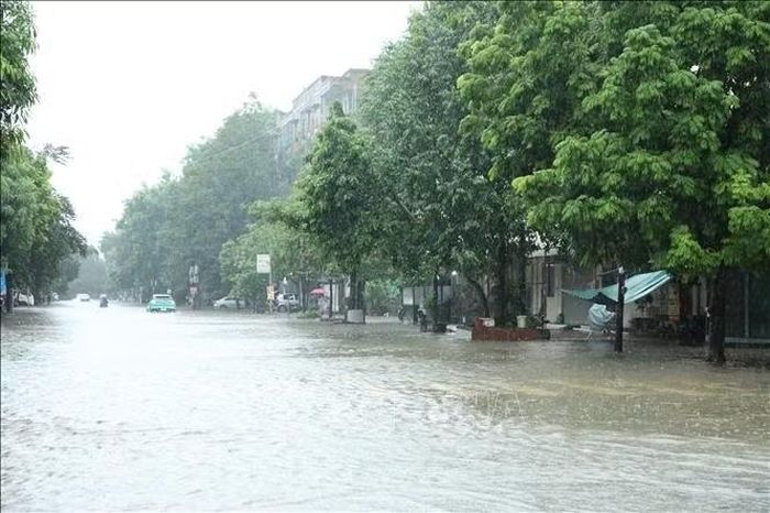Đường Nguyễn Công Trứ, phường Hạc Thành, Thanh Hóa ngập sâu do mưa lớn kéo dài. Ảnh: Khiếu Tư/TTXVN