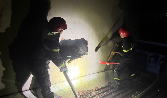 Lực lượng chữa cháy tiếp cận hiện trường dập lửa và cứu nạn cứu hộ. Ảnh: PC07