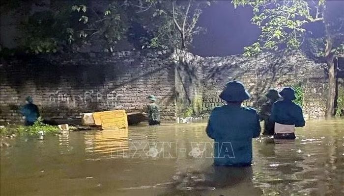 Ban quân sự Phường Châu Sơn tham gia giúp dân di chuyển đồ đạc đến nơi an toàn do mưa ngập khu vực sông Đáy.