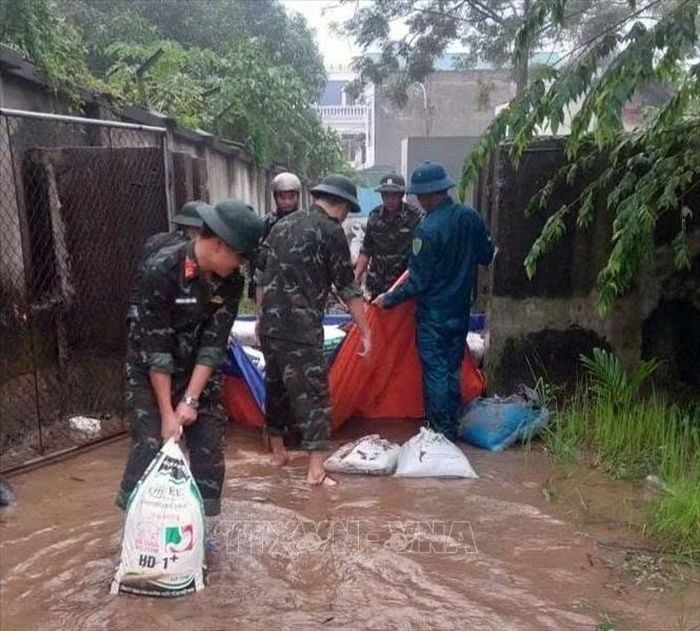 Ban quân sự Phường Hà Nam tham gia giúp dân chằng chống nhà cửa, di chuyển tài sản đến nơi an toàn, kết hợp khơi thông dòng chảy, xử lý triệt để các điểm ngập úng, gia cố các vị trí xung yếu và thực hiện nhiệm vụ cứu hộ, cứu nạn khi có yêu cầu.