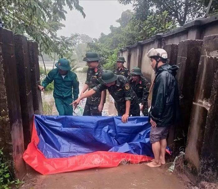 Ban quân sự Phường Hà Nam tham gia giúp dân chằng chống nhà cửa, di chuyển tài sản đến nơi an toàn, kết hợp khơi thông dòng chảy, xử lý triệt để các điểm ngập úng, gia cố các vị trí xung yếu và thực hiện nhiệm vụ cứu hộ, cứu nạn khi có yêu cầu.