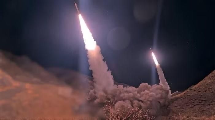 IRGC tiến hành các cuộc tập kích bằng tên lửa và thiết bị bay không người lái nhằm vào nhiều mục tiêu quân sự của Mỹ. Ảnh: IRNA/TTXVN