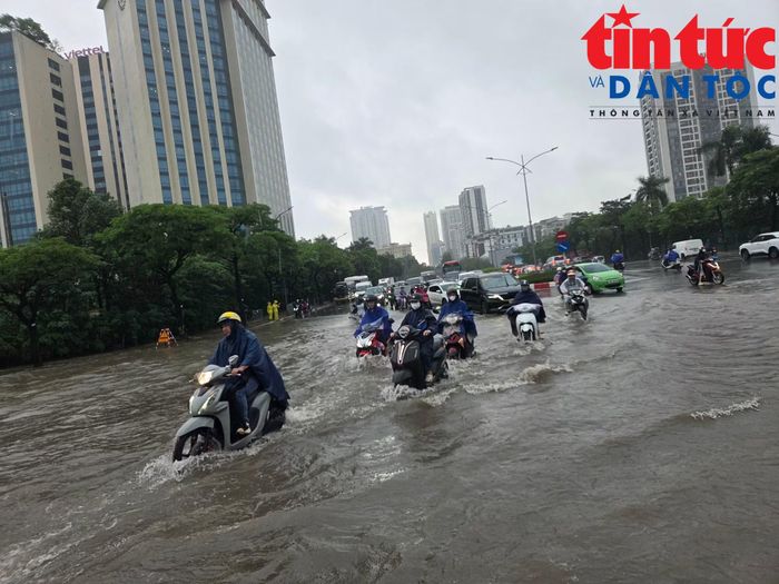 Theo dự báo, trong ngày và đêm 17/9, Hà Nội tiếp tục có mưa vừa, mưa to và dông, lượng mưa phổ biến 30-60 mm, cục bộ có nơi trên 90 mm. Mưa lớn có khả năng tiếp tục gây ngập tại các khu vực trũng, thấp, ảnh hưởng đến việc đi lại của người dân.