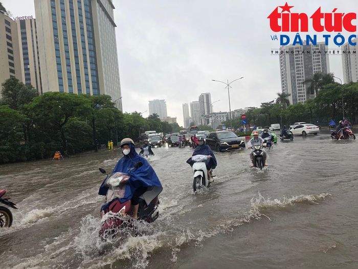 Tại khu vực Mỹ Đình, nhiều tuyến đường ngập trên diện rộng. Nước dâng khiến việc đi lại của người dân trong buổi sáng gặp nhiều khó khăn.
